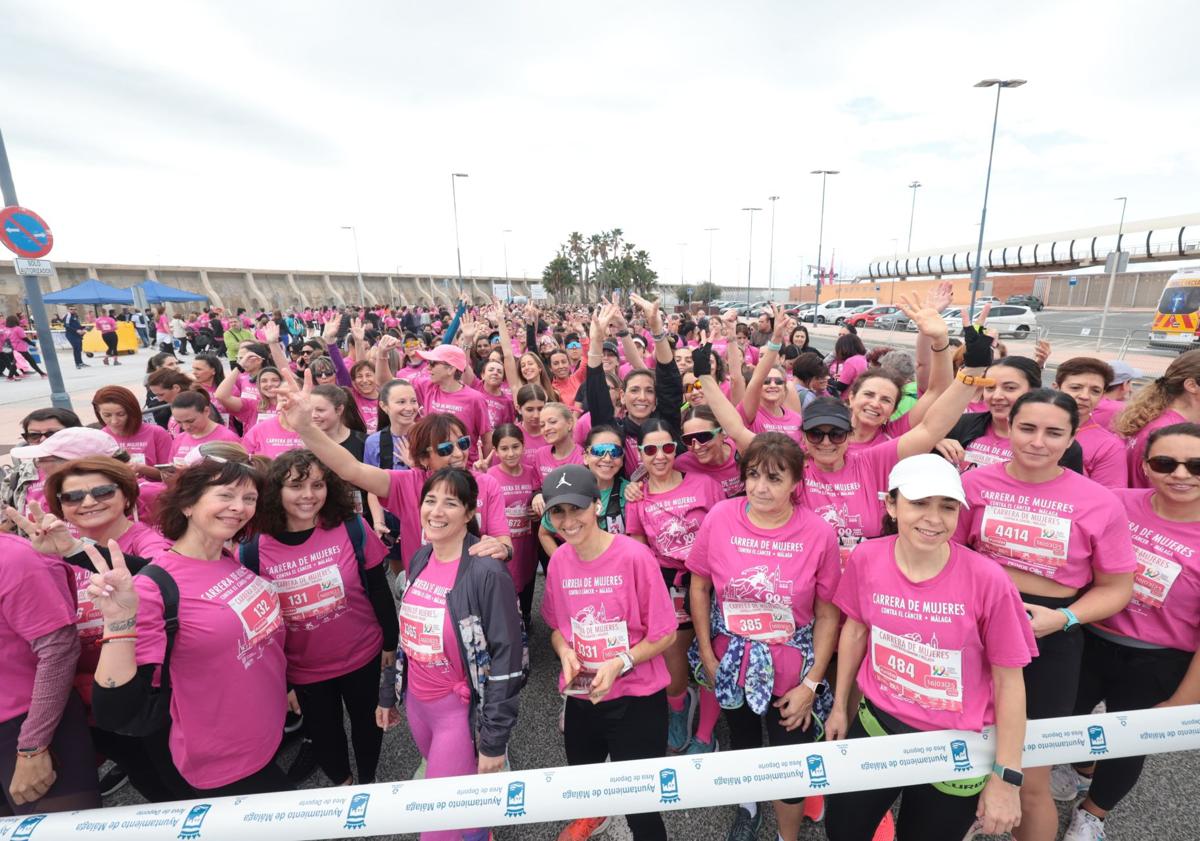 Imagen principal - Una ola rosa contra el cáncer inunda el puerto de Málaga