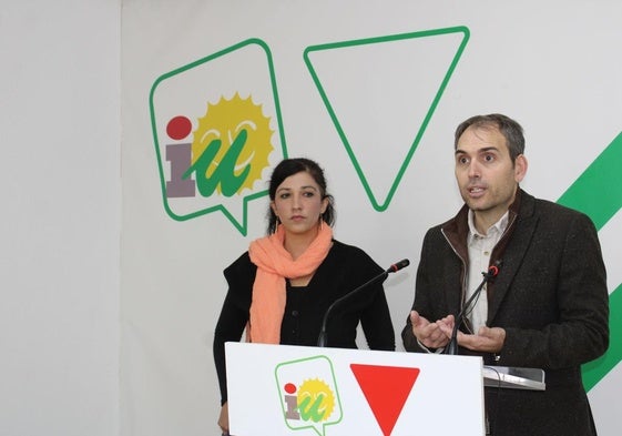 El coordinador general de Izquierda Unida Andalucía, Toni Valero, junto a la coordinadora provincial de Izquierda Unida Málaga, Toni Morillas.