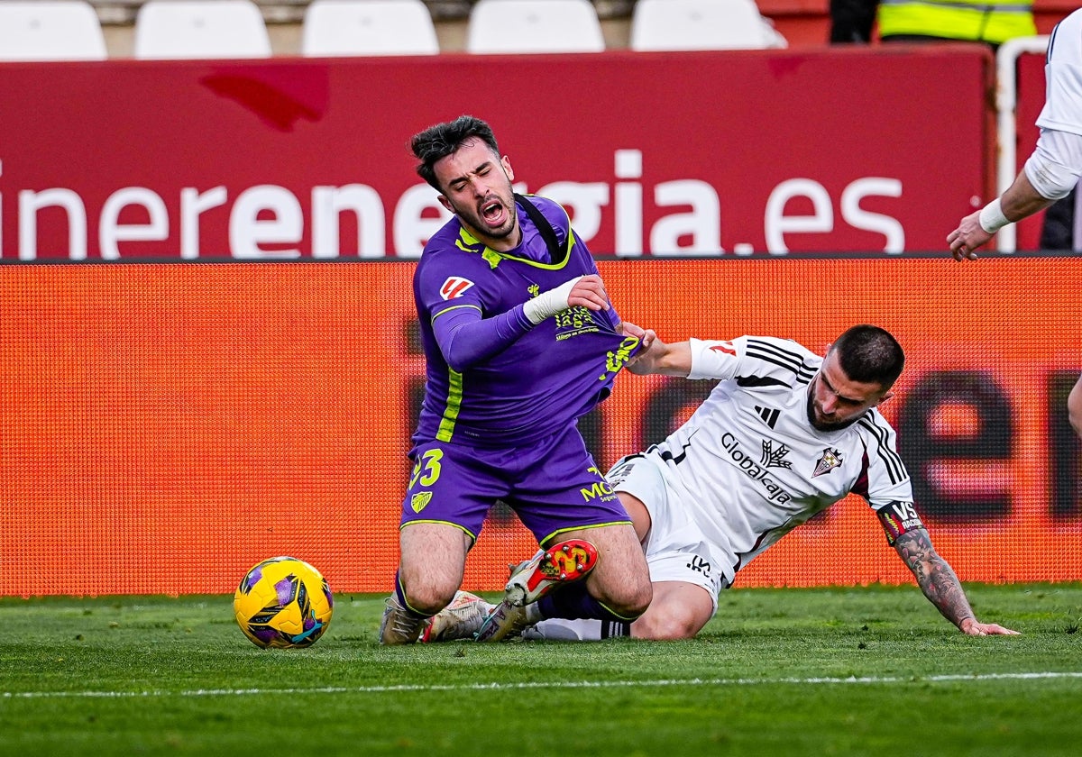 Puga recibe una entrada y es agarrado de la camiseta en el partido frente al Albacete