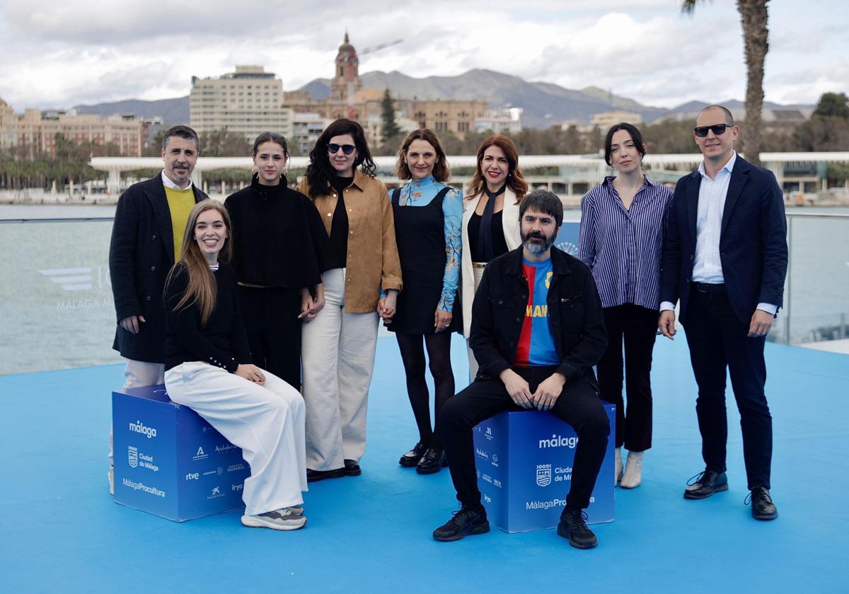 'Los Tortuga' emociona en Málaga con un duelo entre olivos de Jaén y taxis de Barcelona