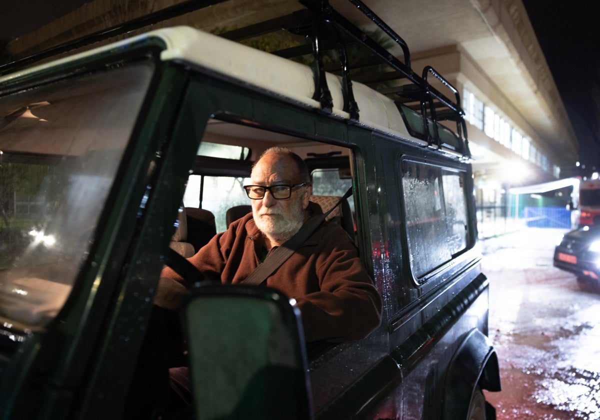 Antonio Villatoro, vecino de Campanillas, en su coche por los alrededores del Polideportivo de Ciudad Jardín.