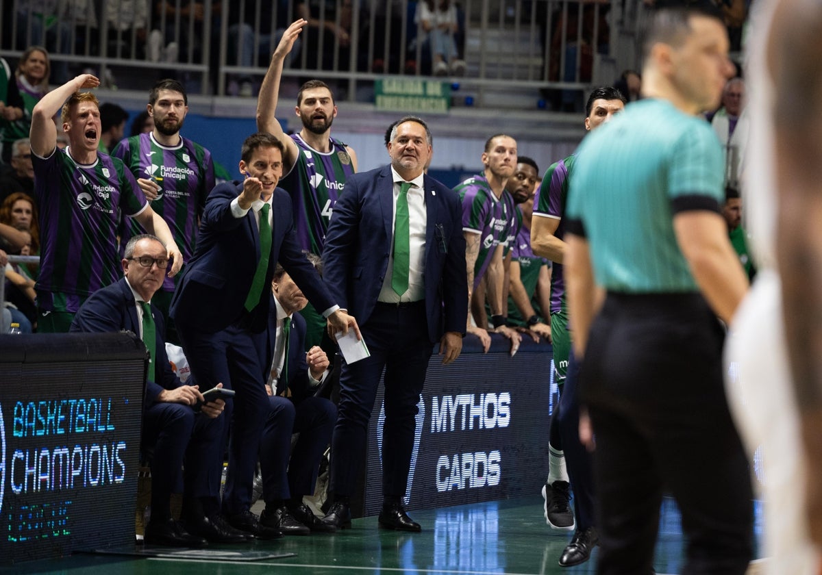 El banquillo del Unicaja reclama una acción a los árbitros.