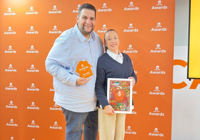 Francisco Arcas y Sandra Ruiz posan con el premio.