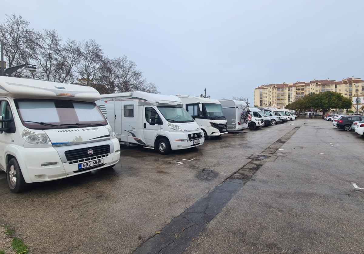 Autocaravanas en el recinto ferial de Fuengirola.