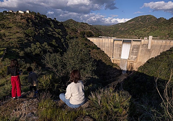 Desembalse por el aliviadero superior en la presa de Casasola.