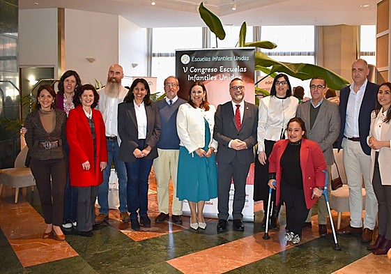 Foto de familia con algunos de los asistentes al Congreso Escuelas Infantiles Unidas.