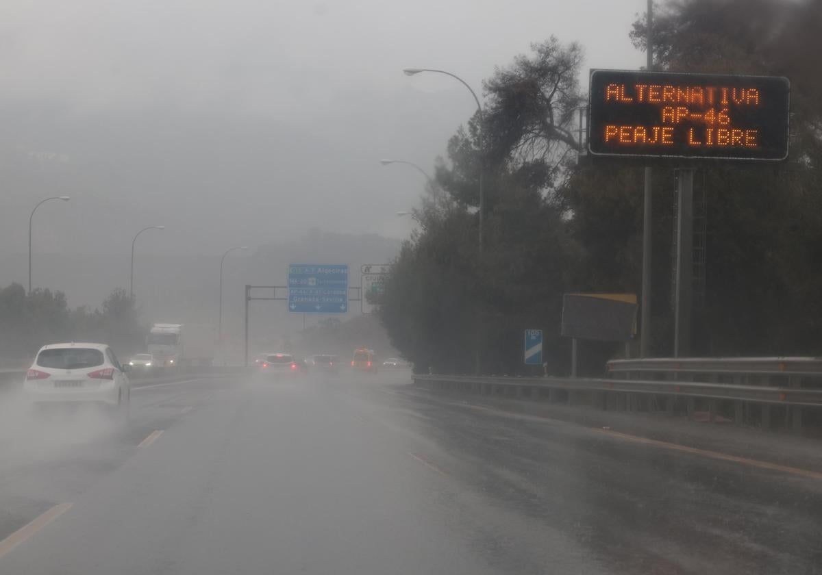 Panel en la ronda de Málaga donde se avisa de que la autopista de Las Pedrizas tiene el peaje libre.