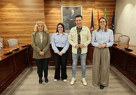 El alcalde y las ediles de Servicios Sociales y Personal, con la nueva funcionaria.