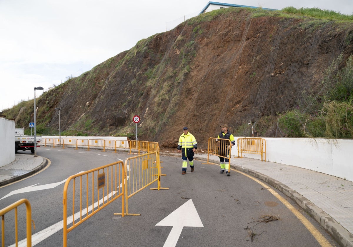 Obras de emergencia en la avenida Océano Índico de Benalmádena para evitar el desprendimiento de un talud
