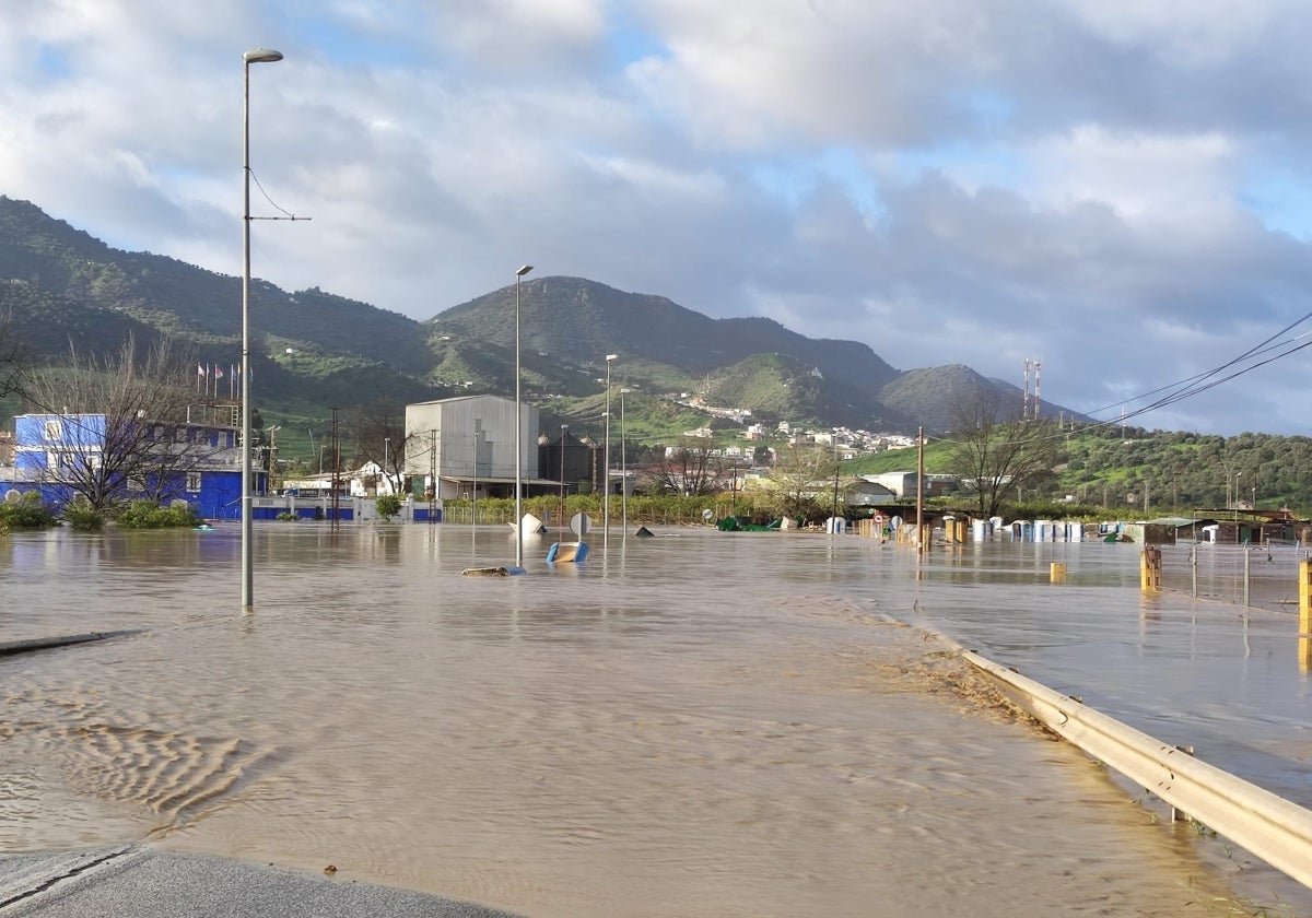 Carretera inundada en Cártama.