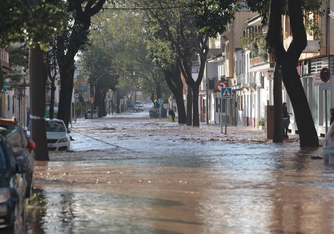 El agua inundaba esta mañana la calle José Calderón que atraviesa la barriada.