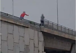 Salvan la vida a una mujer a punto de lanzarse al vacío en Málaga: «Reconforta haberle dado una segunda oportunidad»