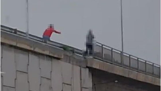 Salvan la vida a una mujer a punto de lanzarse al vacío en Málaga: «Reconforta haberle dado una segunda oportunidad»