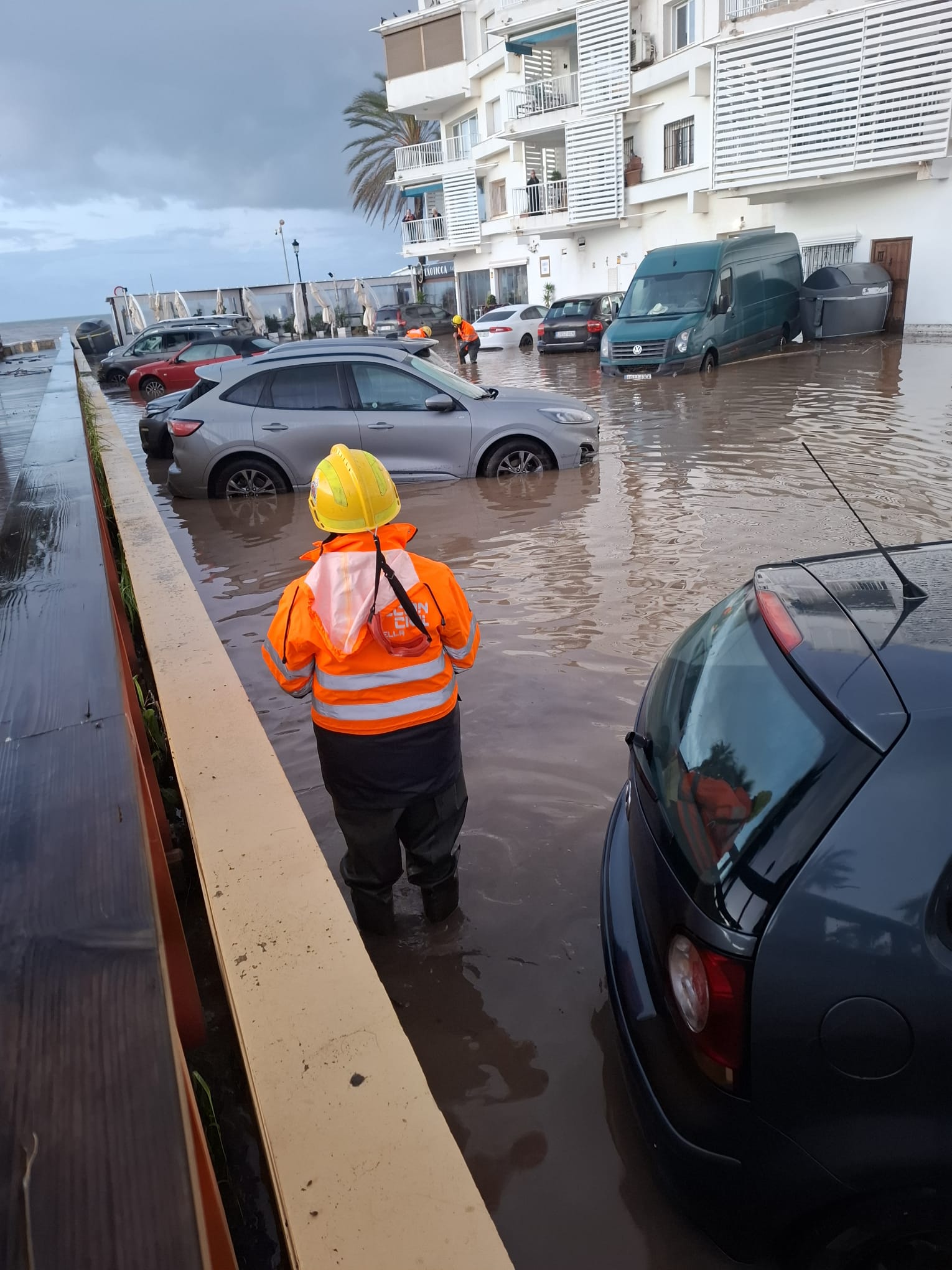 Desalojan ocho viviendas en Marbella tras desbordarse el río Guadaiza 