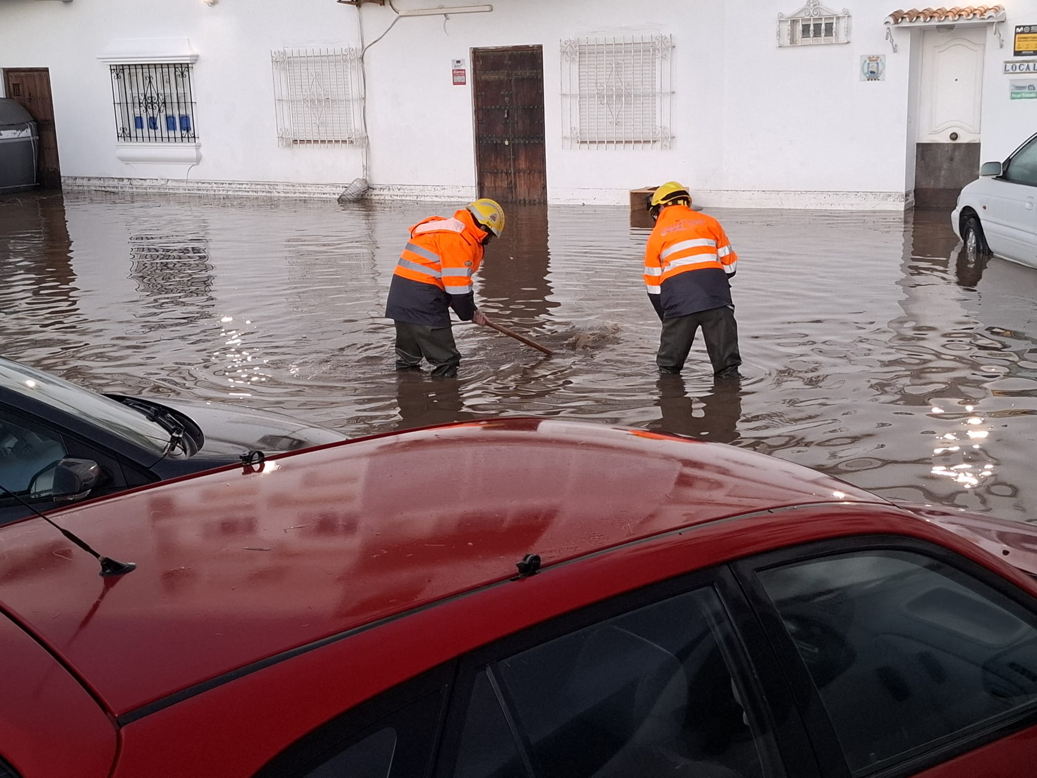 Desalojan ocho viviendas en Marbella tras desbordarse el río Guadaiza 