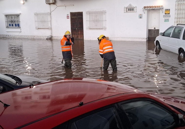 Desalojan ocho viviendas en Marbella tras desbordarse el río Guadaiza