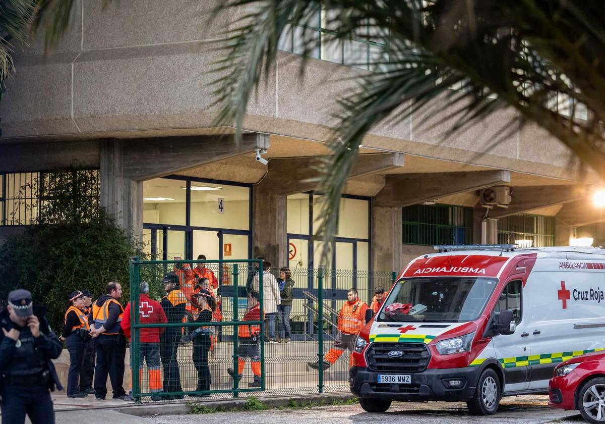 Miembros de Policía Local, Cruz Roja y Protección Civil en las inmediaciones del Pabellón Polideportivo Alfonso Queipo de Llano de la capital.