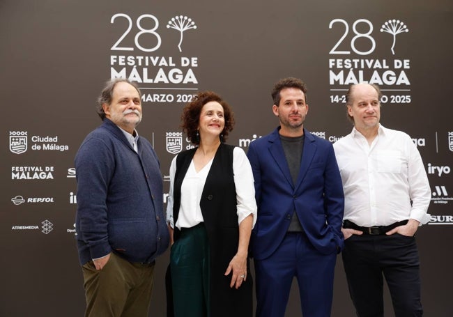 El director Gerardo Minutti, junto al equipo de su película 'Perros'.