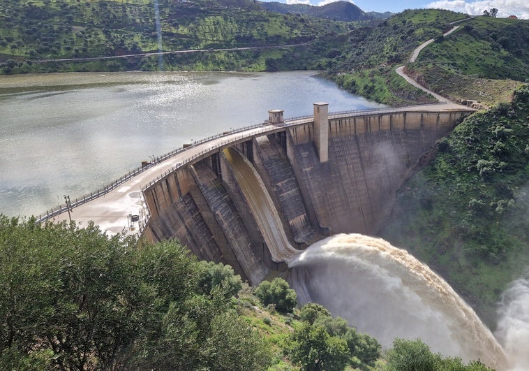 Imagen tomada a las 10 de la mañana de este martes. Se aprecia el estado actual del embalse de Casasola.