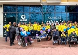 Foto de familia de los menores beneficiados con Manuel Rincón.