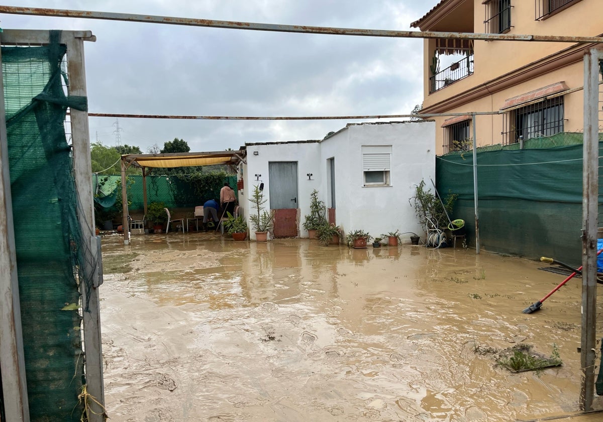 El patio de María Canto tras las inundaciones del pasado martes.