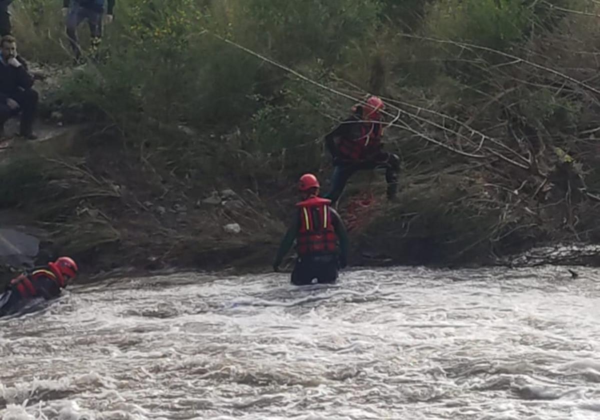 Fuerte dispositivo para encontrar a un motorista de 61 años arrastrado por el río Genal