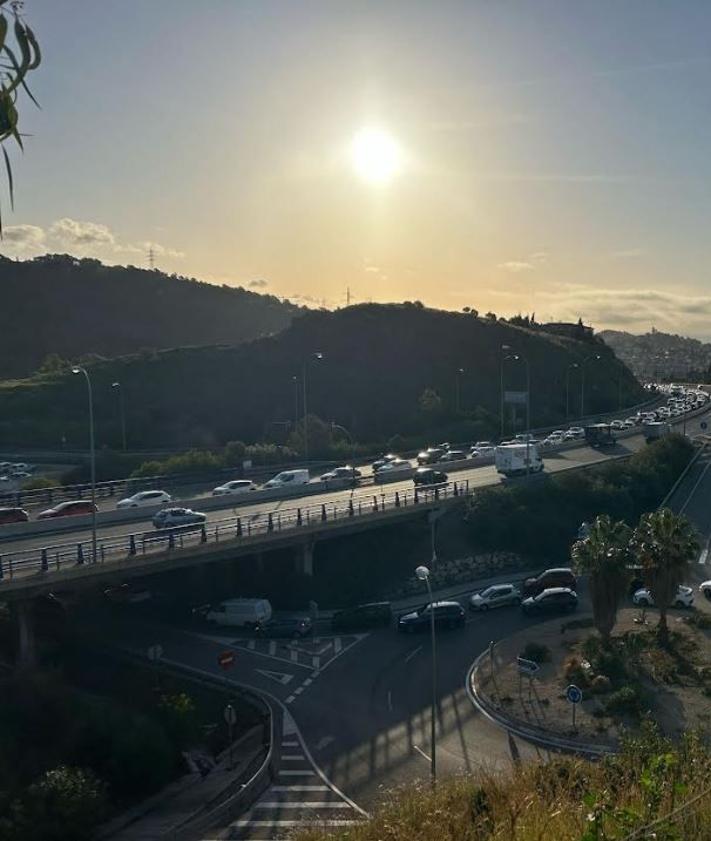 Imagen secundaria 2 - Accidente dentro del túnel del Cerrado de Calderón: colapso histórico en la ronda y retenciones kilométricas