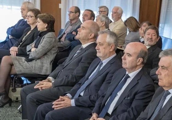 Los expresidentes de la Junta Chaves y Griñán, junto a otros ex altos cargos, en el banquillo.
