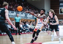 Jordan Walker da un pase a un compañero.