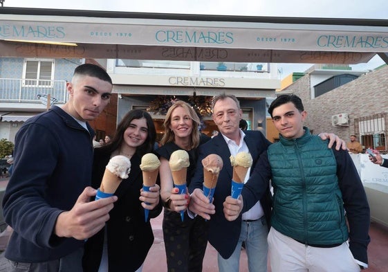 La familia Cremades, delante de la renovada heladería.