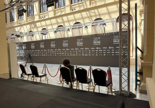 Por delante, el photocall del Festival del Cine. Por detrás, las goteras.