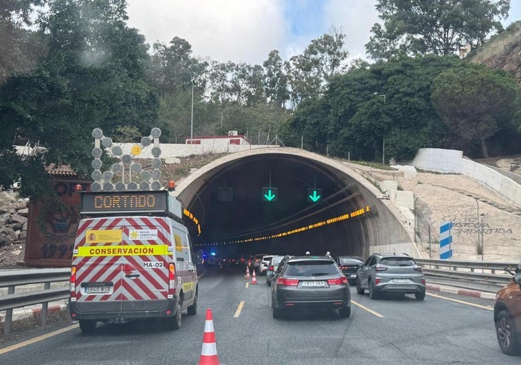 Imagen de la retención de vehículos tras el accidente.