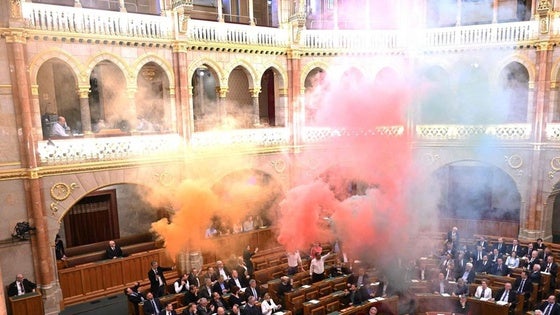 La oposición protesta contra la prohibición del Orgullo LGTBI en el Parlmanteo de Hungría.