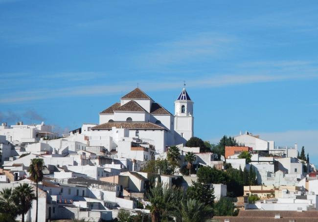 Este pueblo está situado junto a la carretera que une a Ronda con Algeciras.