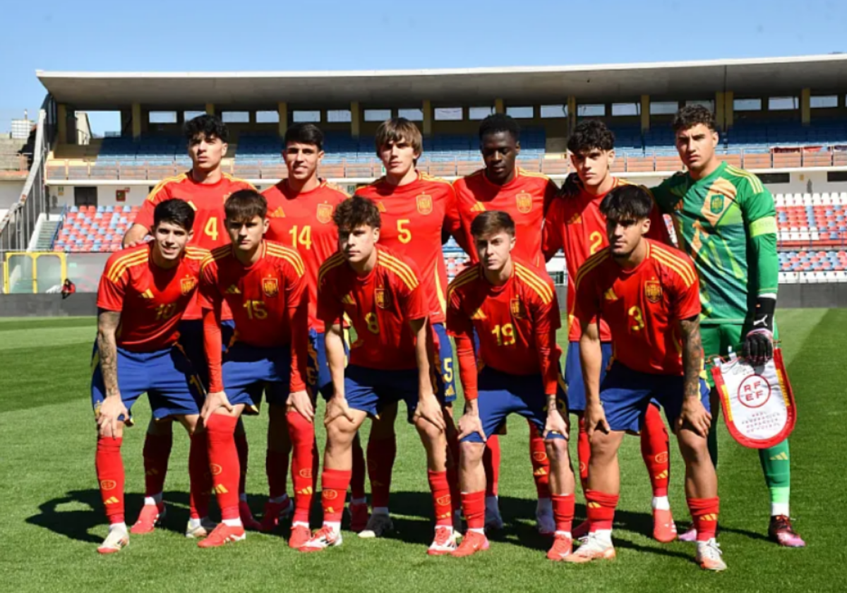 El once inicial de la selección sub-19, con los malaguistas Antoñito (abajo, a la izquierda) e Izan Merino (segundo a la izquierda de la fila superior, con el dorsal '14').