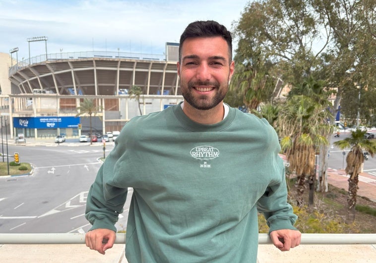 Álex Pastor, en la terraza de Diario SUR, con La Rosaleda en el fondo.