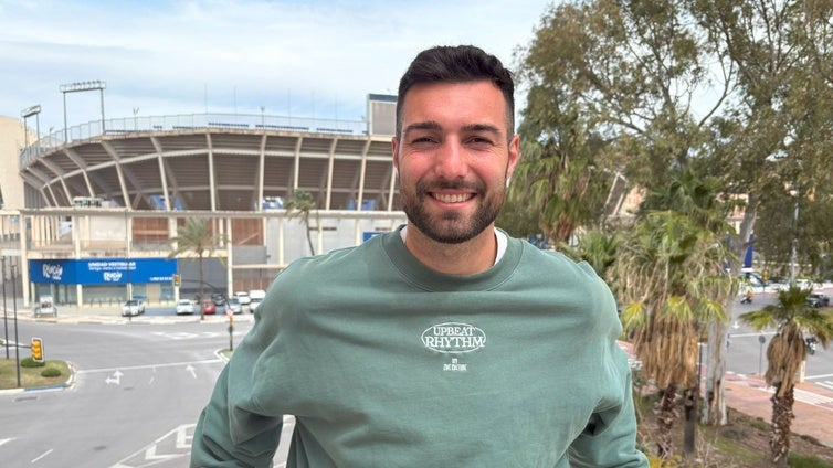 Álex Pastor, en la terraza de Diario SUR, con La Rosaleda en el fondo.