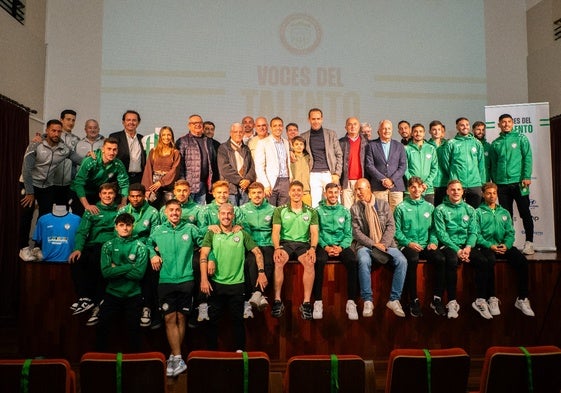 Melero, con el Juventud de Torremolinos, diversos miembros del club y el edil de Deportes local.