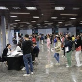 Largas filas en torno a las mesas de selección de personal de empresas del turismo.