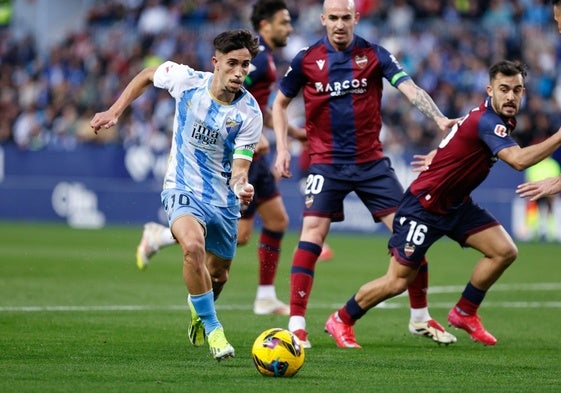 Larrubia, ante Oriol Rey y Pampín, en el duelo ante el Levante.