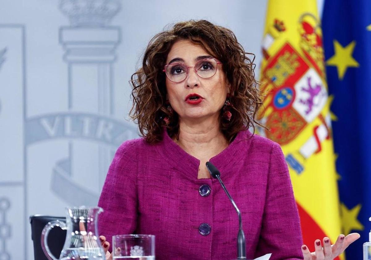 María Jesús Montero aprovecha el Congreso para pedir a Juanma Moreno que explique los contratos del SAS