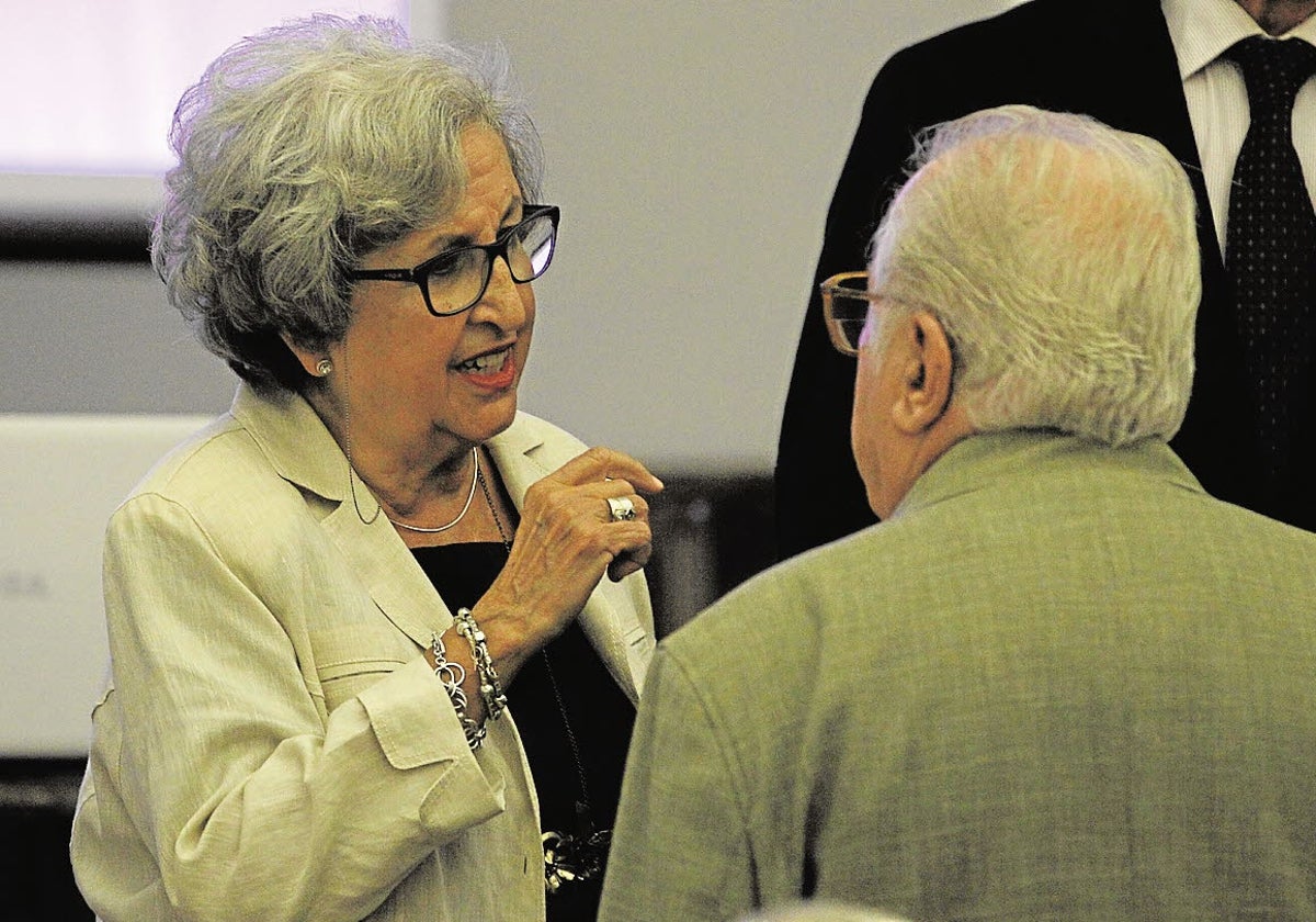 Rosario Camacho habla con Eugenio Chicano en una imagen de archivo.