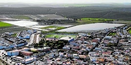 El pueblo sevillano de El Palmar de Troya, rodeado de agua.