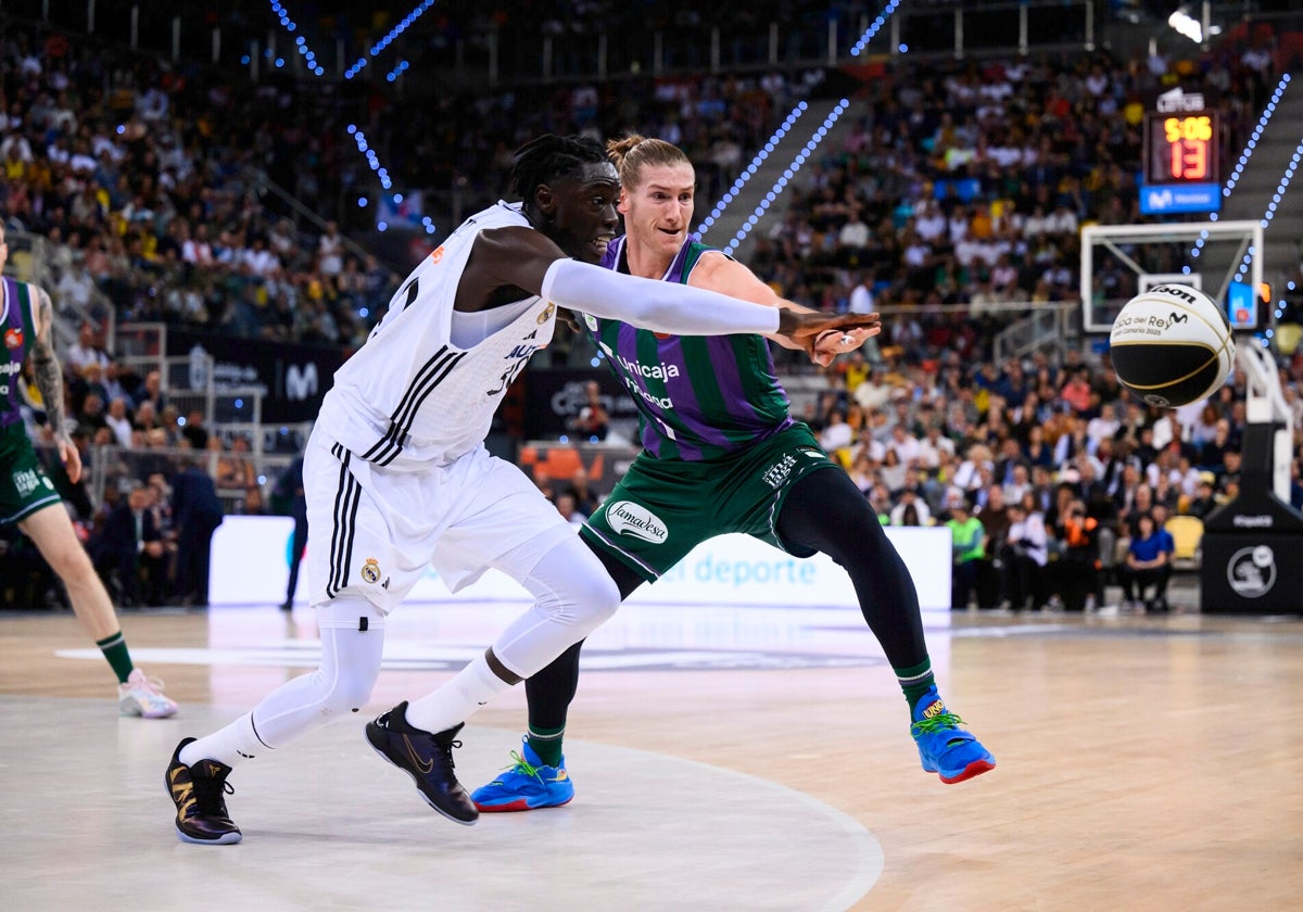 Ndiaye y Osetkowski luchan por hacerse con un balón en la final de la Copa del Rey.