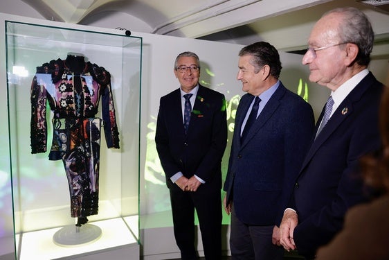 Salado, Sanz y De la Torre junto al traje que Christian Lacroix diseñó para Javier Conde.