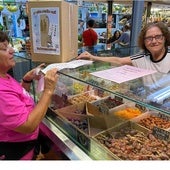 Antonia Asensi facilita información desde su puesto en el Mercado de El Palo.