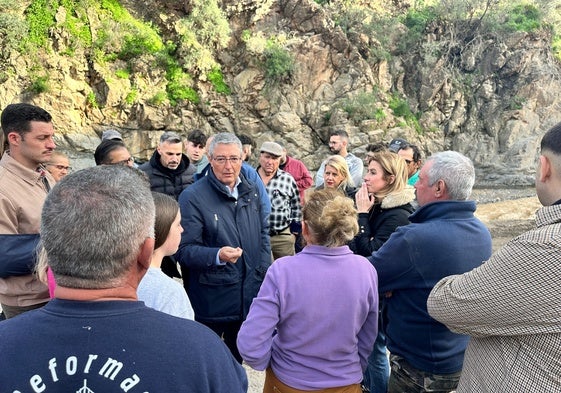 Francisco Salado junto con los vecinos de la pedanía de Los Moras de Almogía.