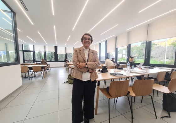 Mari Carmen Martín Lara en la nueva sala de estudio construida en la biblioteca.