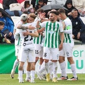 Los jugadores del Torremolinos celebran el gol de Fran Gallego.