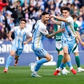 Lobete celebra su gol, buscando a Kevin, quien le dio la asistencia.